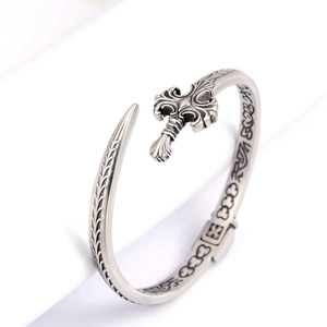 Bracelet manchette vintage en argent oxydé avec relief gothique et gravure de croix