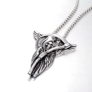 Collier gothique faucheuse en argent avec ailes et faux sur une chaîne vénitienne