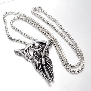 Pendentif Faucheuse gothique avec ailes et faux sur un collier en acier titane