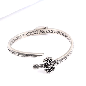 Bracelet manchette gothique vintage en acier inoxydable avec dague et gravures