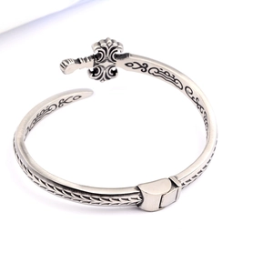 Bracelet jonc ouvert en acier inoxydable vieilli avec dague en croix et gravures florales
