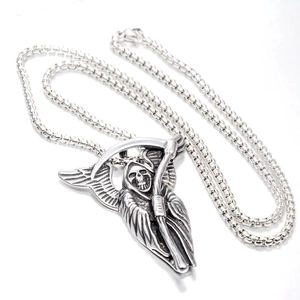 Détail du pendentif faucheuse ailée en argent vintage avec sa chaîne à billes