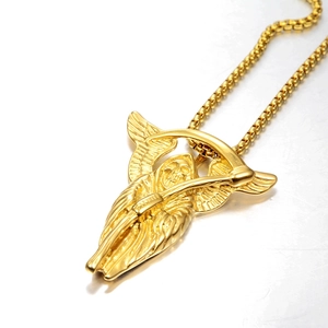Détail du pendentif gothique de la Faucheuse dorée avec ailes et faux sur une chaîne