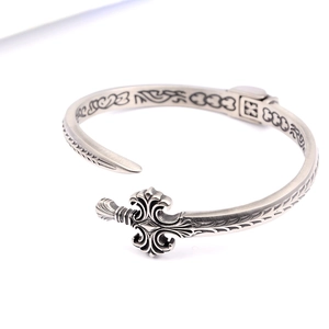 Bracelet jonc ouvert en acier inoxydable oxydé vintage avec motifs d'épée et de fleurs