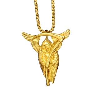 Collier pendentif faucheuse dorée avec ailes et faux sur une chaîne à mailles carrées