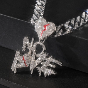Detailopname van NO LOVE hanger met rood hart en zirkonia aan zilveren Cubaanse ketting