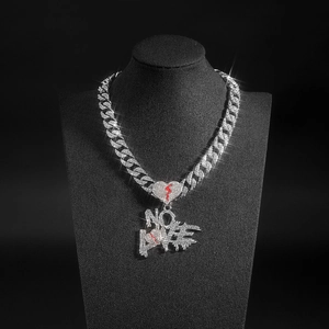 Detail van de iced-out Cubaanse ketting met de NO LOVE gebroken hart hanger