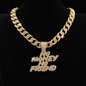 Χρυσό κολιέ με μενταγιόν 'NO MONEY NO FRIEND' και λαμπερά ζιργκόν σε στυλ χιπ χοπ