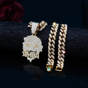 Vue macro d'une chaîne cubaine hip-hop dorée avec pendentif SIMBA serti de cristaux