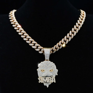 Détail du collier chaîne cubaine dorée hip-hop avec pendentif lion SIMBA brillant