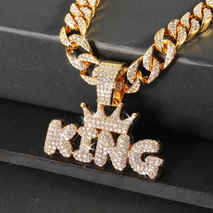 Hip-Hop Gold-Halskette KING Krone mit glitzernden Kristallen auf einer klobigen Panzerkette