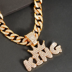 Detailaufnahme der vergoldeten King-Krone-Halskette mit Zirkonia und Panzerkette