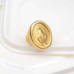 Bague religieuse en acier inoxydable doré avec l'image de la Vierge Marie en relief