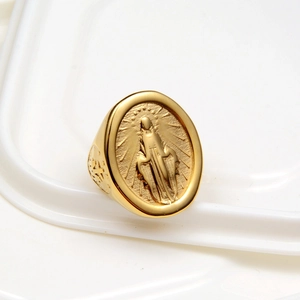 Bague ovale dorée vintage avec relief Vierge Marie et gravures de croix sur fond blanc