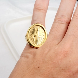 Bague chevalière ovale dorée hip hop avec sculpture religieuse en relief de Marie