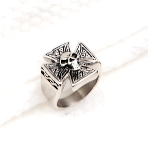 Macro di anello teschio in argento vintage con dettagli a croce e intagli punk