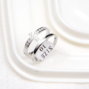 Bague double couche argentée style hiphop avec croix en cristal et taille 10