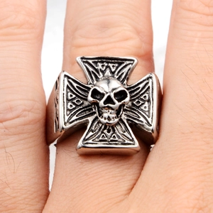 Anello vintage industriale in acciaio inossidabile con teschio e croce per hip-hop
