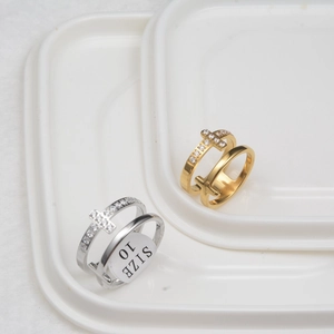 Détail de bague hiphop double couche avec croix en or et argent et étiquette de taille