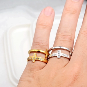 Bague double couche avec croix hip-hop et oxydes de zirconium en finitions or et argent
