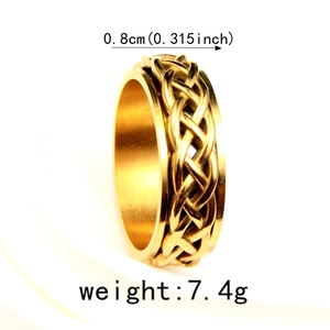 Detail shot of golden braided spinner ring with 0.8cm width and 7.4g weight specifications