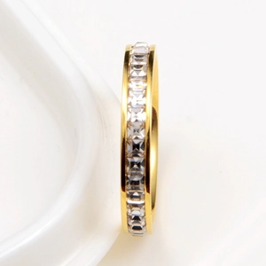 Anello eternity hip hop in oro con zirconi cubici quadrati dal design minimalista