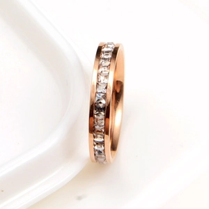 Anello hip hop eternity in oro rosa con cristalli baguette per un look trendy e audace