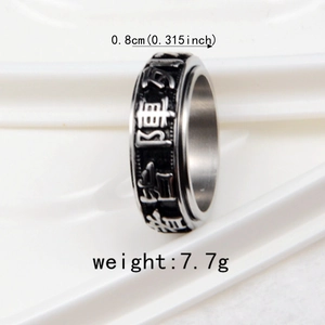 Macro d'une bague rotative de 0,8 cm en acier inoxydable avec écritures bouddhistes gravées