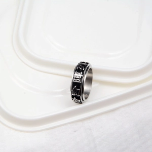 Macro d'une bague rotative en acier inoxydable avec émail noir et caractères chinois