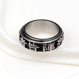 Bague hip-hop vintage en acier inoxydable argenté avec totems en relief et gravures