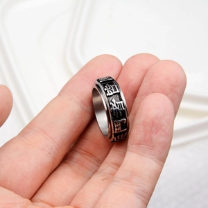 Gros plan sur une bague rotative avec gravure chinoise de bénédiction et finition noire