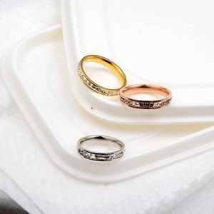 Dettaglio del set di anelli hip hop nei colori oro, argento e oro rosa con strass