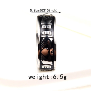 Détail macro de la bague Claddagh noire de 0,8 cm avec motif de mains et de cœur