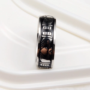 Bague Claddagh pour homme en émail noir avec symboles de cœur, couronne et mains