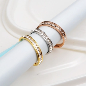 Dettaglio del set di anelli hip hop con strass nei colori oro, argento e oro rosa