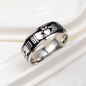 Détail macro de la bague Claddagh irlandaise avec cœur en émail noir et nœuds celtiques