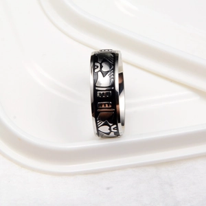 Gros plan d'une bague Claddagh avec cœur en émail noir et mains en acier inoxydable