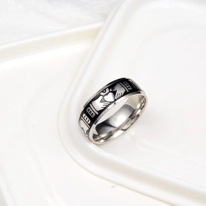 Vue détaillée de la bague Claddagh avec motifs de mains tenant un cœur couronné