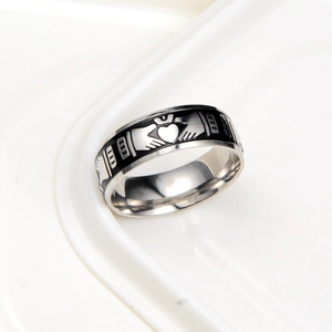Vue détaillée de la bague Claddagh en acier avec motifs de cœur noir et de couronne