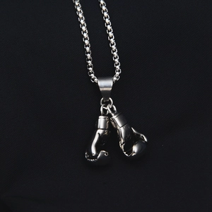 Pendentif gants de boxe en acier inoxydable poli sur collier pour couples fond noir