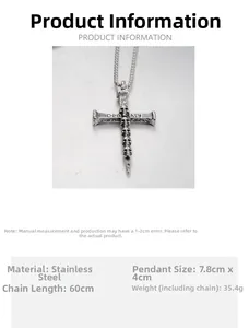 Détail du pendentif croix gothique en acier inoxydable avec crânes et chaîne de 60cm