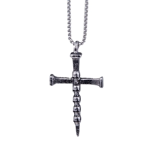 Collier croix punk en acier inoxydable avec crânes et design en forme de clou