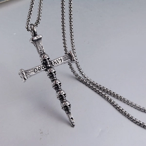 Collier pendentif croix à crânes en acier inoxydable gothique avec gravure Deathly argent