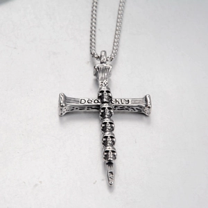 Collier croix punk en acier inoxydable argenté avec têtes de mort et gravure Deathly