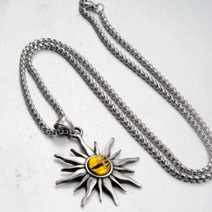 Collana con ciondolo a sole vintage in acciaio inossidabile con pietra gialla su metallo