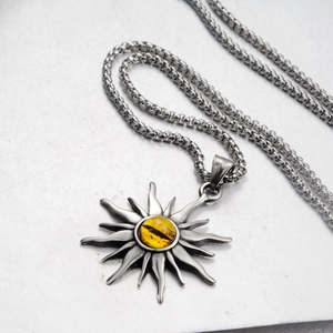 Collana con ciondolo occhio del sole in acciaio inossidabile e pietra color ambra