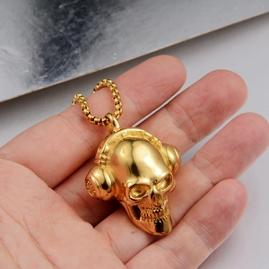 Detaillierte Nahaufnahme eines goldenen Punk-Totenkopf-Anhängers mit Kopfhörern