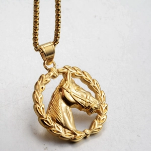 Collier en acier inoxydable doré avec pendentif tête de cheval en relief et laurier