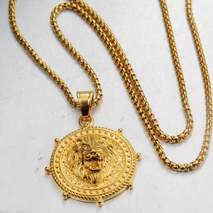 Detailed view of golden 3D lion head coin pendant with sparkling eyes and sturdy box chain