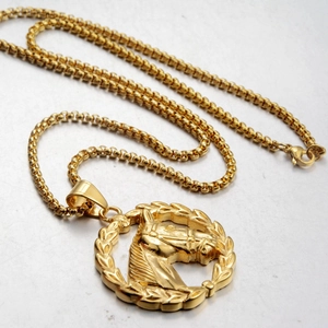 Collier avec médaillon tête de cheval en acier doré, couronne de laurier et chaîne à billes